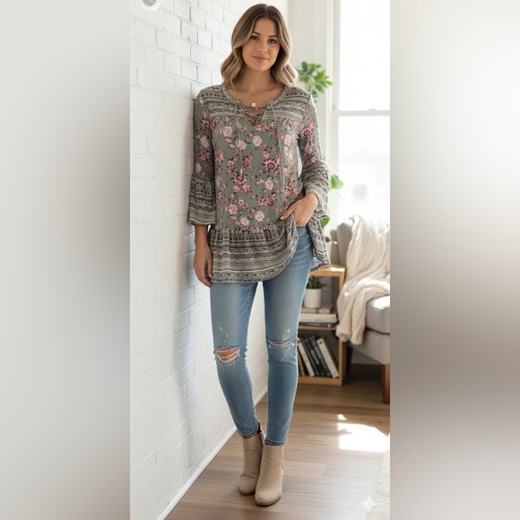 Absolutely Famous Tops - Absolutely Famous top women’s small Floral Print 3/4 Bell Sleeve ruffle blouse